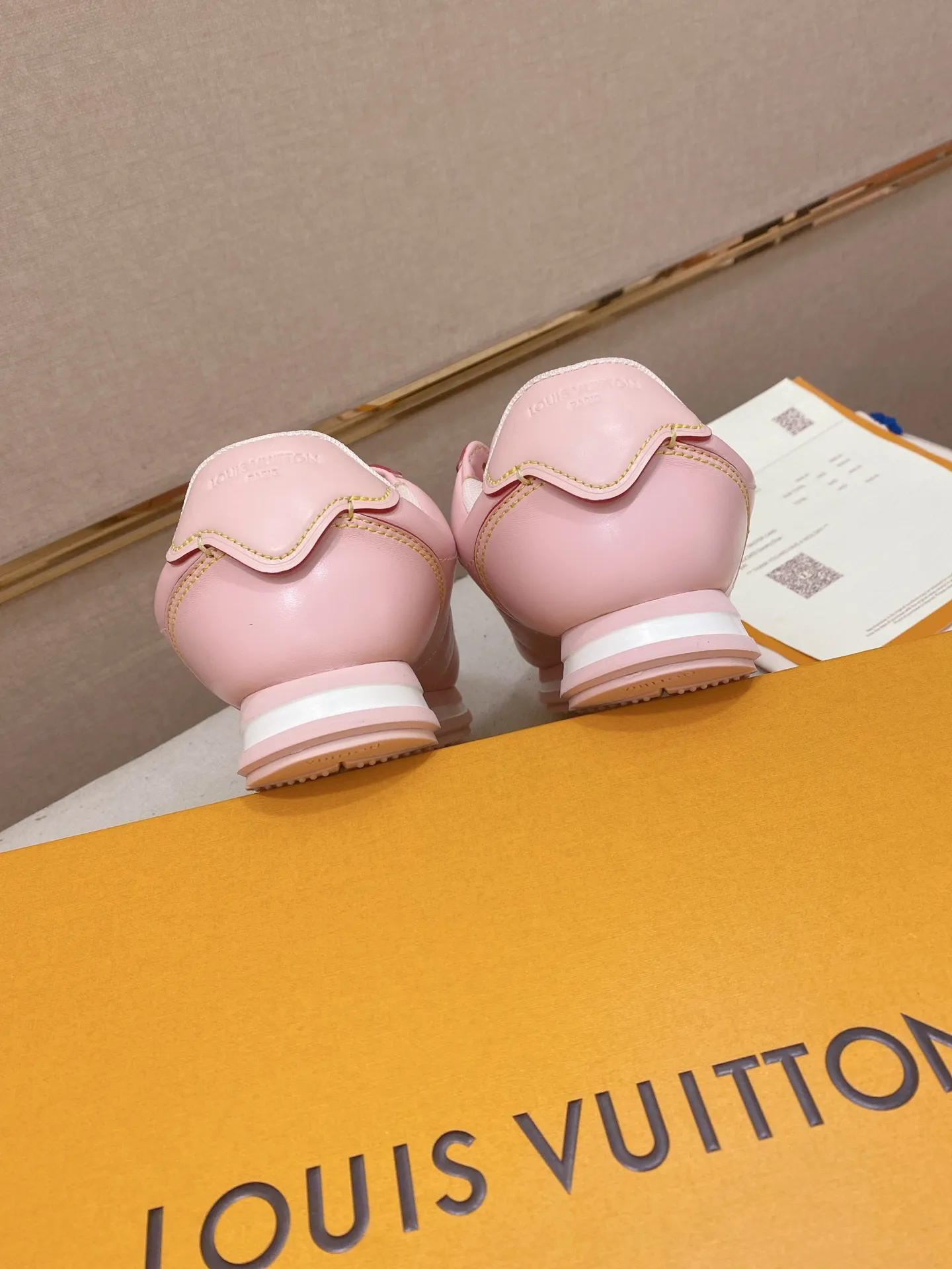 Men's shoes💰: Couple style 700💰LOUIS VUITTON Footint Soccer sneakers‼ ️ The top version, the same sneakers for LV couples. You will look fashionable when you wear them. This Footint Soccer sneaker was unveiled in the 2025 spring and summer series fashion show. The tongue is embellished with the Lvers United badge inspired by the football team. The rubber sole of the foot is decorated with multiple Louis Vuitton logos. The original latest packaging. Fabric: original imported cowhide. Lining: original imported breathable mesh. Foot pad: original injection molding pad. Outsole: original molded T combination outsole. Size: 35-45.
